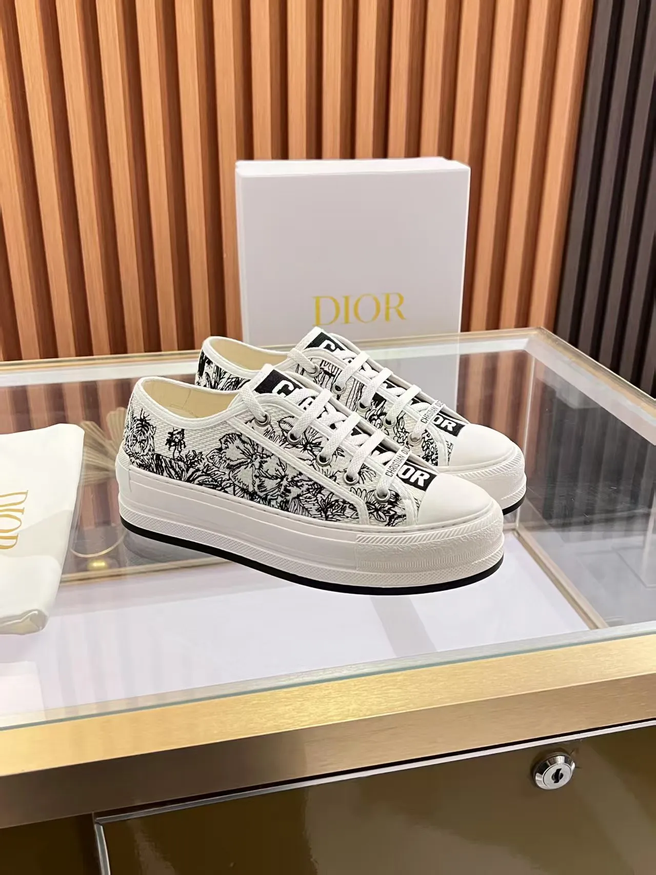 👟👟Ex-factory price 520👟👟 Walk‘n’Dior embroidered mid-top casual shoes are new in 2025. On the fashion stage, Dior embroidered shoes are the well-deserved protagonist. Delicate stitching is used on the upper, every stitch is devoted to the craftsman's efforts, and every thread is woven with artistic poetry. From complex floral patterns to smart geometric textures, embroidery is like the magic that gives shoes life, allowing them to show dynamic beauty even in static conditions.   Wearing Dior embroidered shoes feels like stepping into a dream world full of art. It is not only a pair of shoes, but also a walking piece of art that perfectly integrates fashion and culture. Whether you are strolling on the bustling city streets or attending important social occasions, Dior embroidered shoes can add unique charm to your style and become the focus of everyone's attention.   Choosing Dior embroidered shoes means choosing a persistent pursuit of quality and a unique understanding of fashion. Let it accompany you through every wonderful moment and leave your own fashion mark.  Material: Sheepskin lining, feet, silk cowhide, size 35-41, heel height 5cm